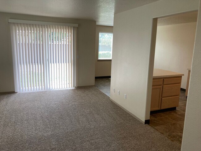 Foto del edificio - Three Bedroom Duplex in Keizer, Landcaping...