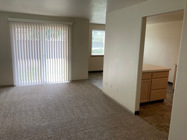Building Photo - Three Bedroom Duplex in Keizer, Landcaping...