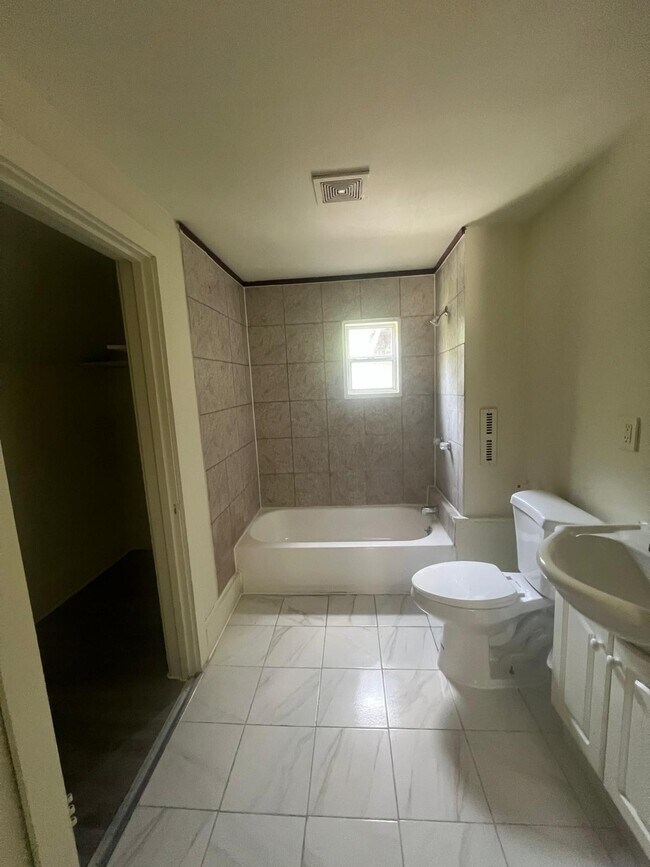 Foto del edificio - 1349 Yates Ave