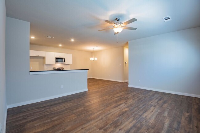 Building Photo - AVAILABLE NOW! GORGEOUS 3 BEDROOM DUPLEX L...
