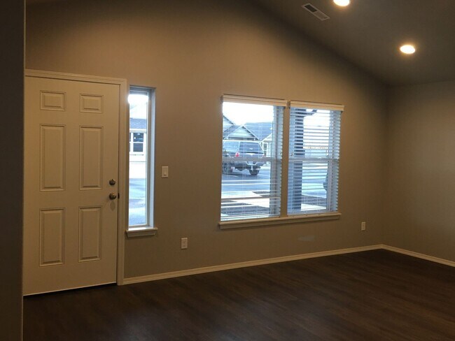 Foto del edificio - Newer 2 Bedroom / 1 Bath Cottage in SW Red...
