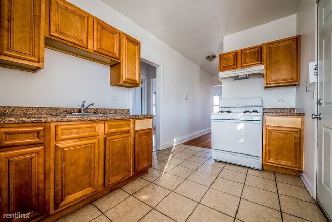 Building Photo - 2 br, 1 bath Apartment - 6400 S Rockwell St