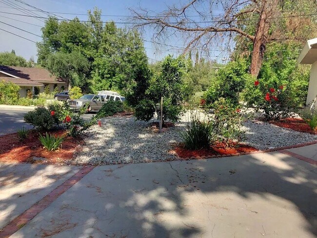 Foto del edificio - 24360 Crestlawn St