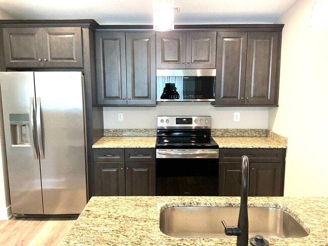 Building Photo - Court Square Town Home Duplex Apartment wi...