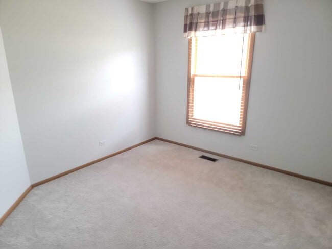 Building Photo - 1871 Fox Run Dr