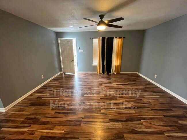 Foto del edificio - 3441 Piney Woods Ave