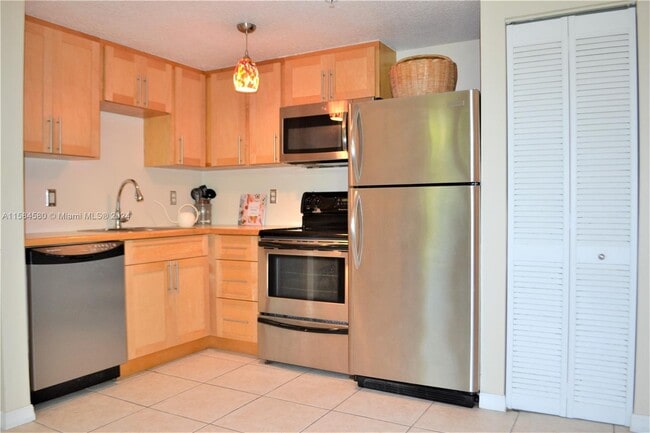 Building Photo - 2630 SW 28th St