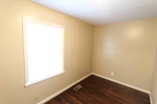 Foto del edificio - New On The Market with GREAT FEATURES!  Large 3 Bedroom PLUS Den!!