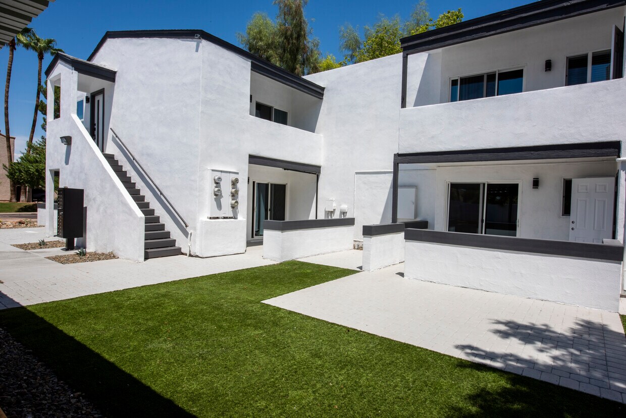 Primary Photo - 3111 E Clarendon Ave