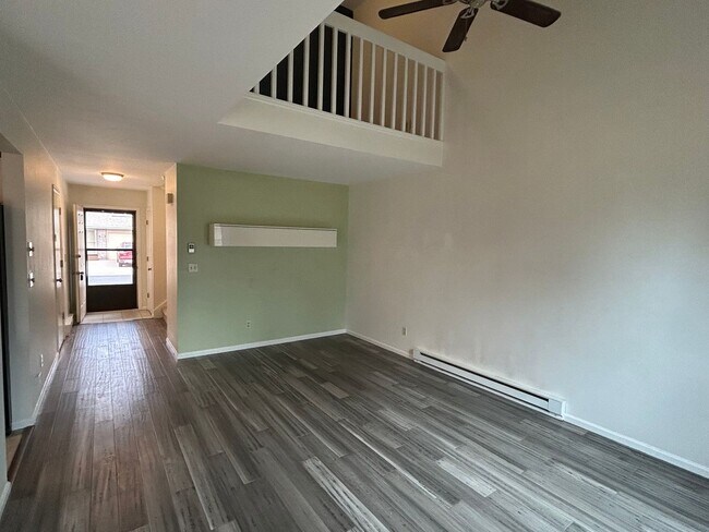 Foto del edificio - Modern 2 Bedroom Townhome Near CSU