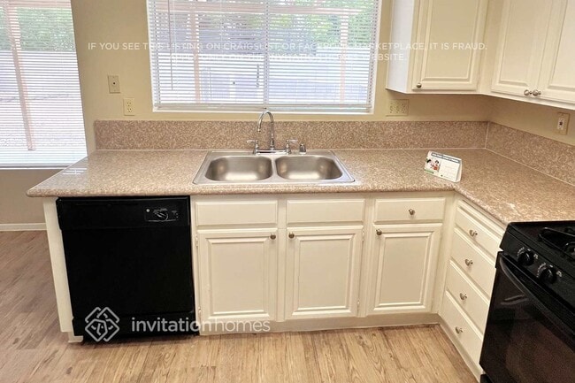 Building Photo - 330 Templeton Dr
