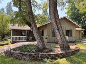 Building Photo - 2551 NE Ravenwood Dr
