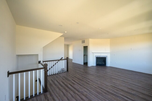 Family Room - 488 Ellendale Blvd