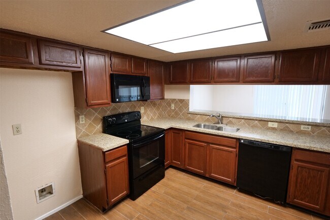 Foto del edificio - 14911 Wunderlich Dr