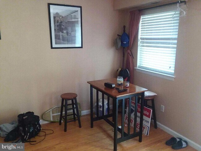 Building Photo - 605 W Market St