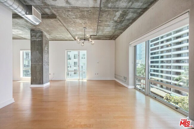 Foto del edificio - 645 W 9th St