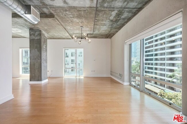 Building Photo - 645 W 9th St