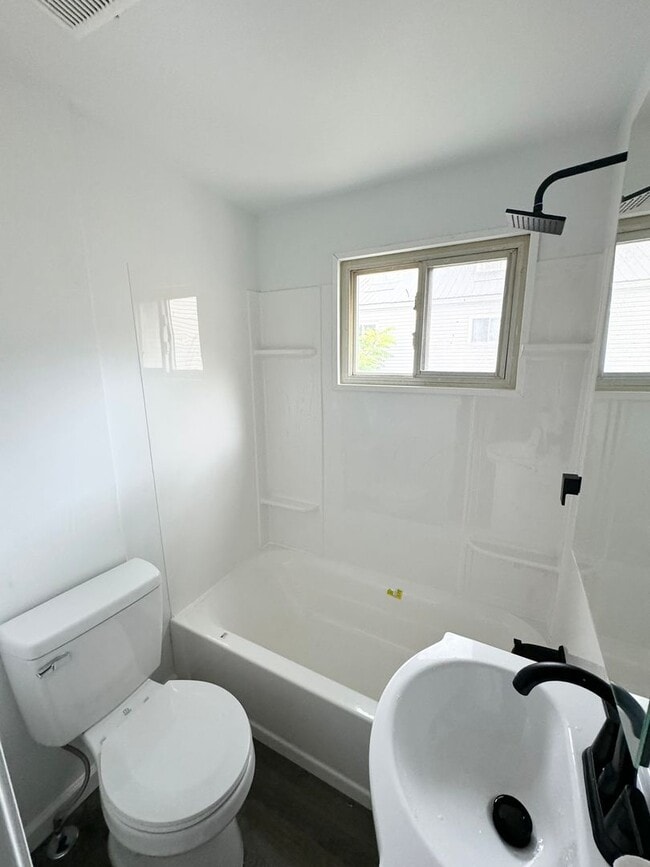 Building Photo - 306-306 Pilgrim Way