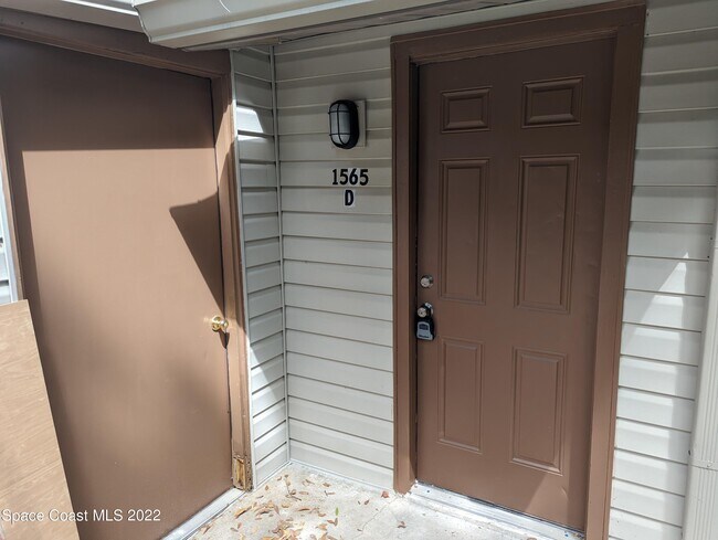 Foto del edificio - 1565 Violet Ave