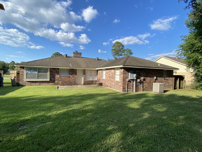 Foto del edificio - 423 Candlewood Dr