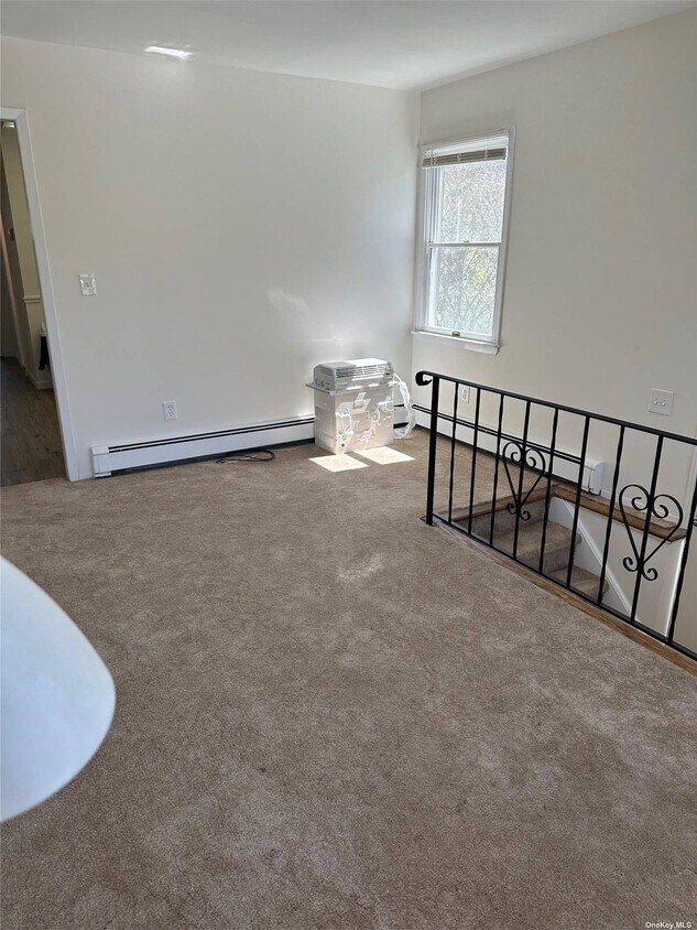 18 Deauville Pkwy, Lindenhurst, NY 11757 Room for Rent in Lindenhurst