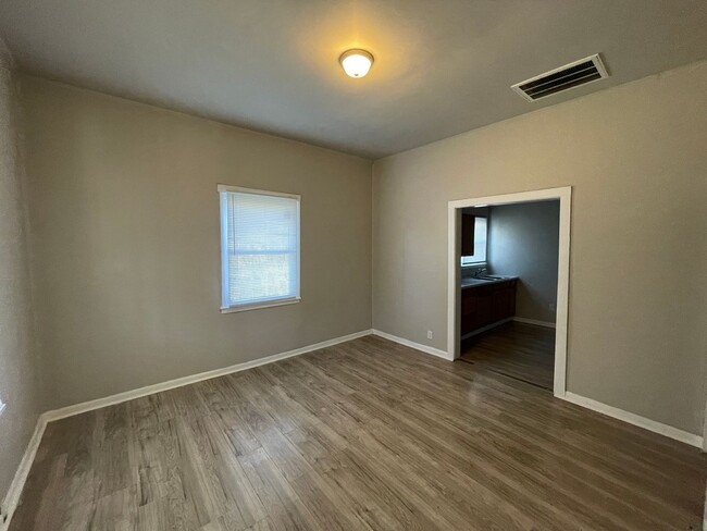 Building Photo - 3 bedroom 2 bathroom renovated house avail...