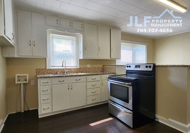 Building Photo - Nice 2/1 Ranch in Desirable Mount Pleasant!