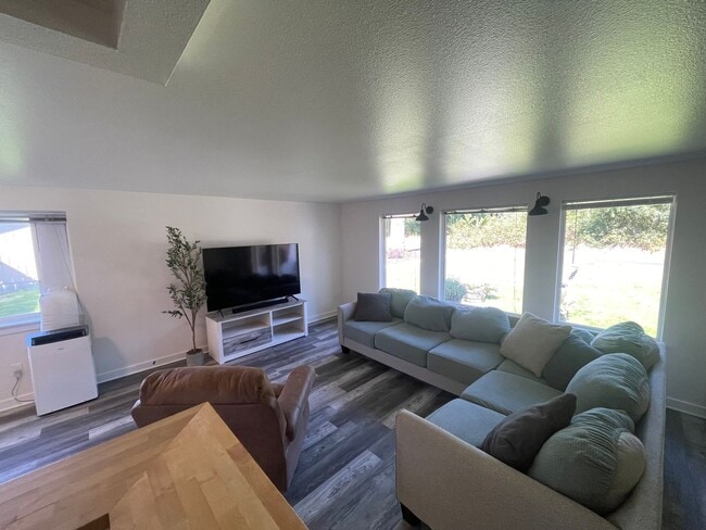 Building Photo - Charming 4-Bedroom with Open Floor Plan & ...