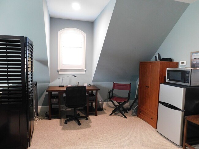 Building Photo - Fully furnished in-law suite with views of...