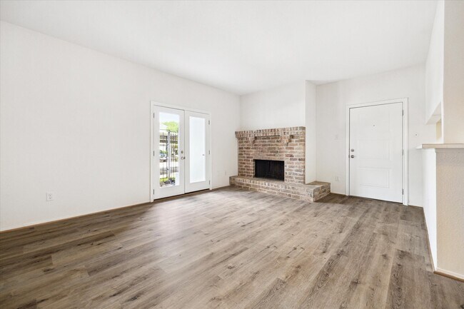 Building Photo - 2425 Augusta Dr