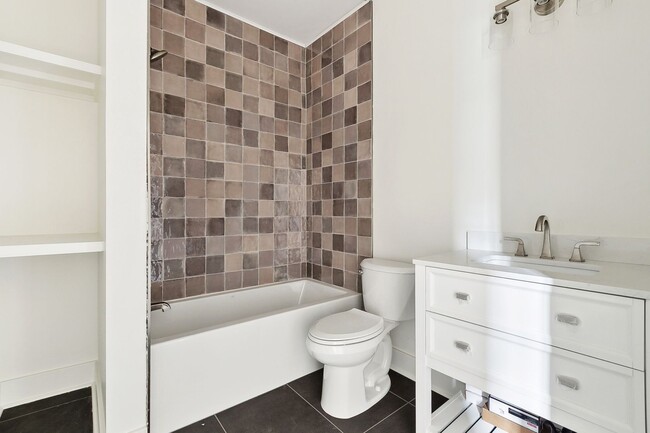 Foto del edificio - Chic Marigny Living – Brand-New 1 Bed, 1 B...
