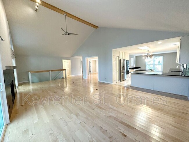 Building Photo - 1114 S Charlemagne Dr