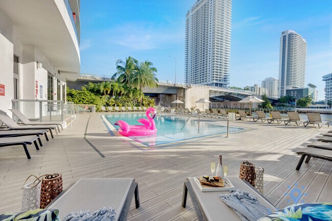 Foto del edificio - 2602 E Hallandale Beach Blvd