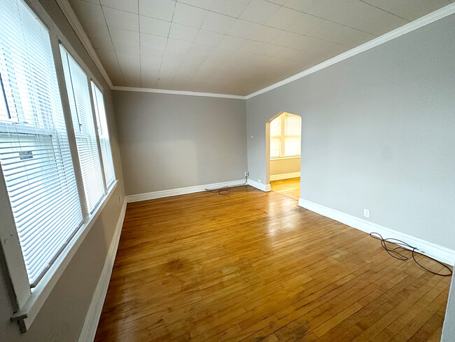 Foto del edificio - 2416 N Artesian Ave