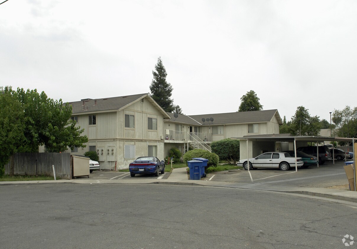 Building Photo - 447 W Carob Ave