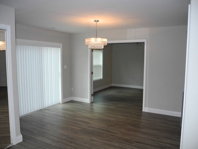 Building Photo - Extraordinary Townhome in Carbondale's South West