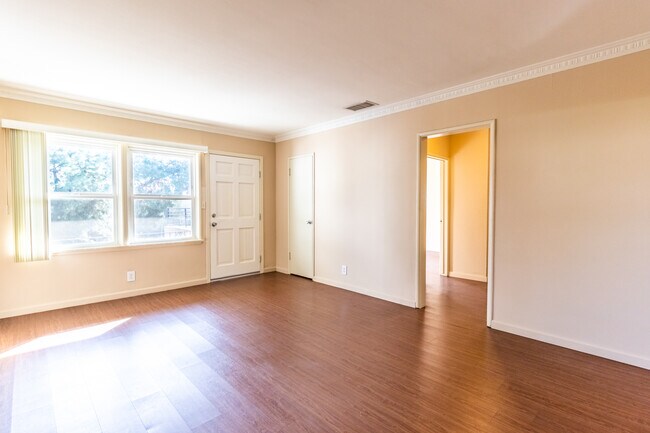 Foto del edificio - 12125 Valleyheart Dr