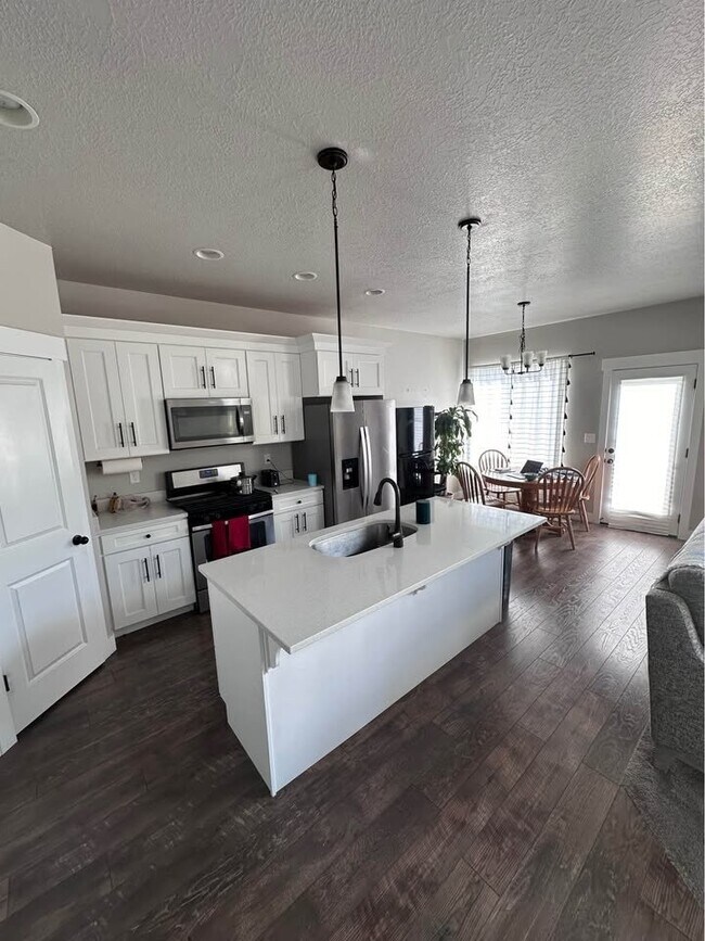Building Photo - 652 Fall Creek Dr