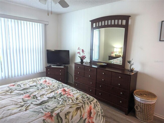 Foto del edificio - 5377 Crestlake Blvd