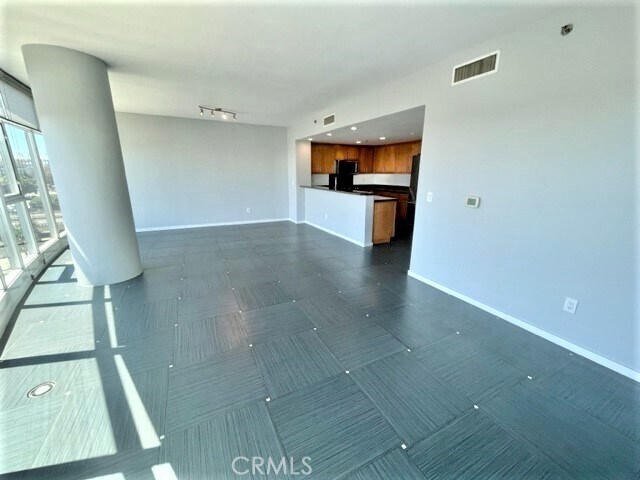 Building Photo - 411 W Seaside Way