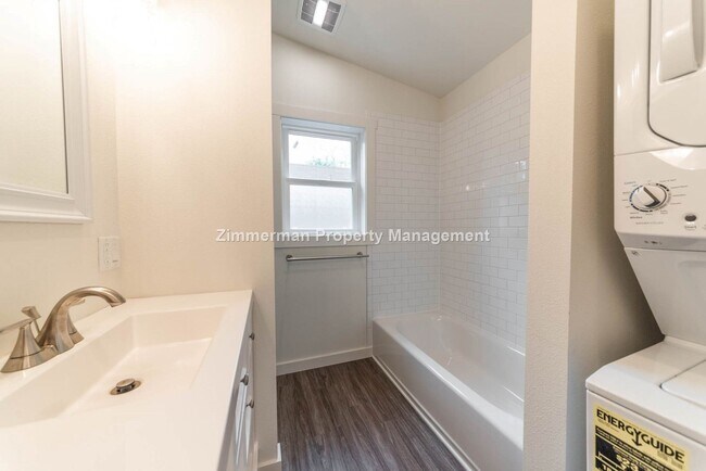 Building Photo - 2 br, 1 bath House - 740 W 7th Aly.