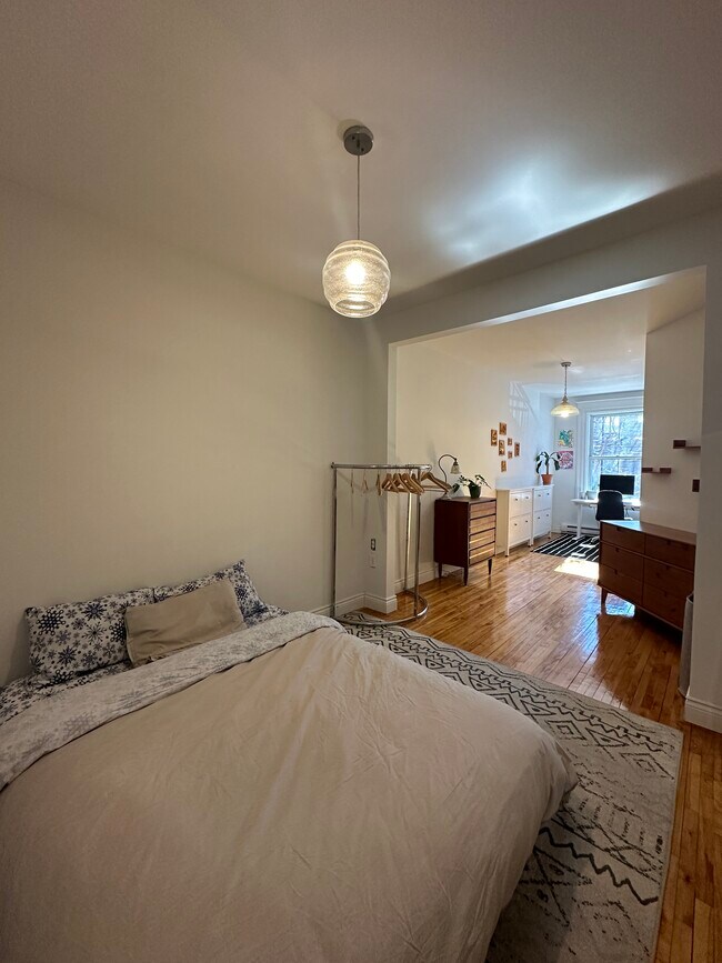 Chambre double 1 - vue depuis l'espace du lit - 5305 Av Des Érables