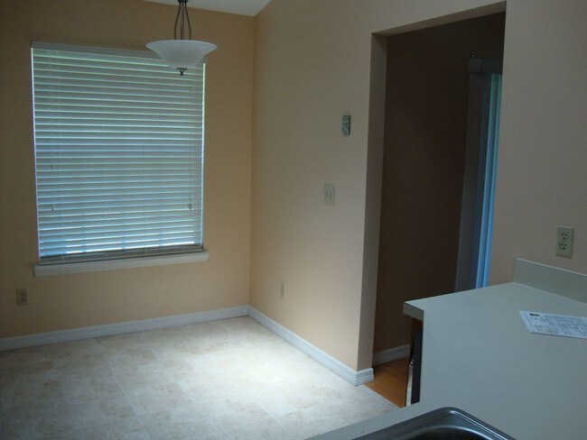 Building Photo - 2/2  End Unit