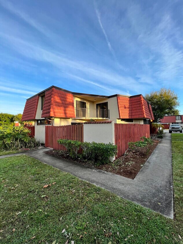 3708 Victoria Dr, West Palm Beach, FL 33406 Townhome Rentals in West