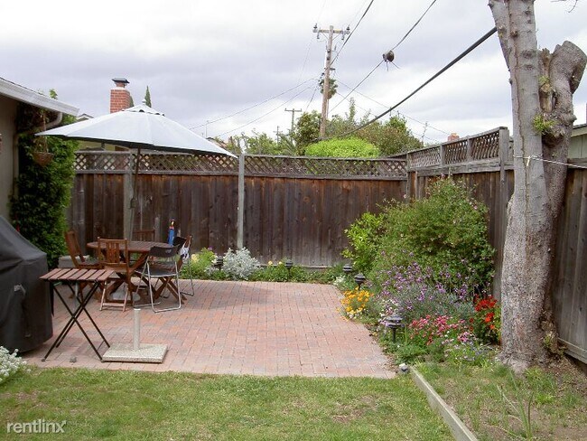 Building Photo - 2226 Riordan Dr