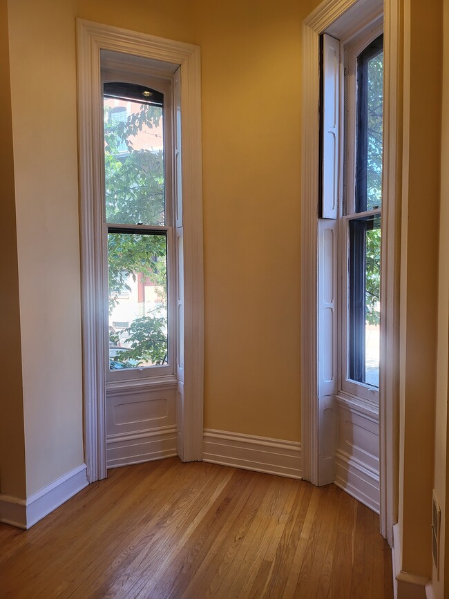 dining nroom with bay window - 2226 Delancey Plz