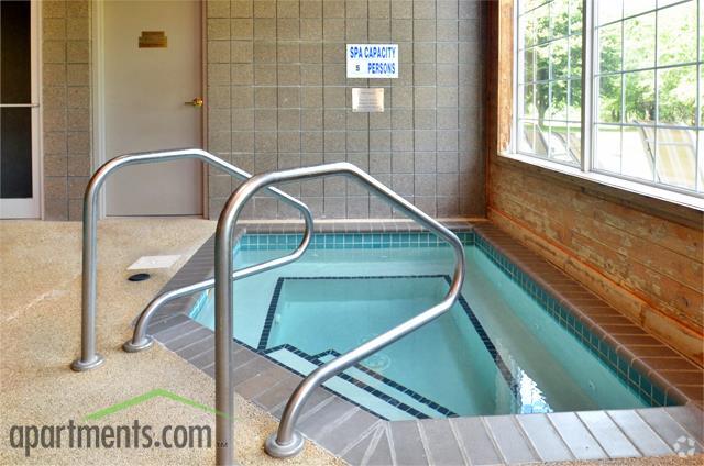 Jacuzzi - Edgewater Apartments