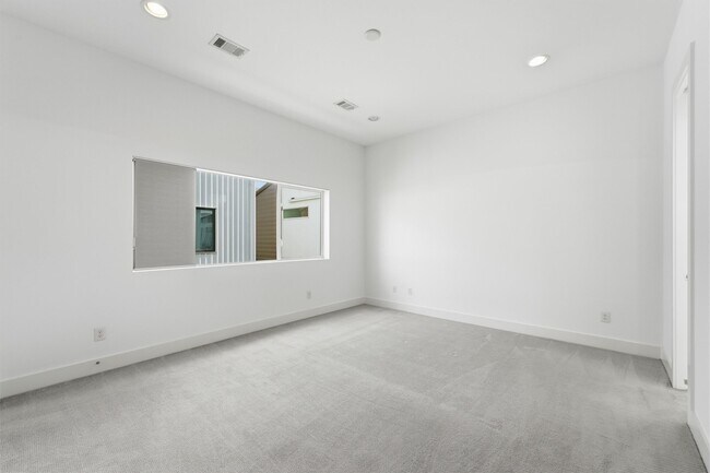 Foto del edificio - 1155 W 17th St