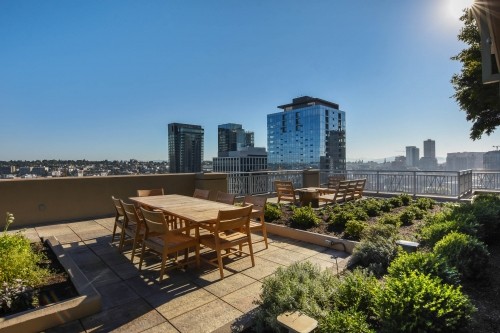 Building Photo - Cosmopolitan  - 1 bedroom + den