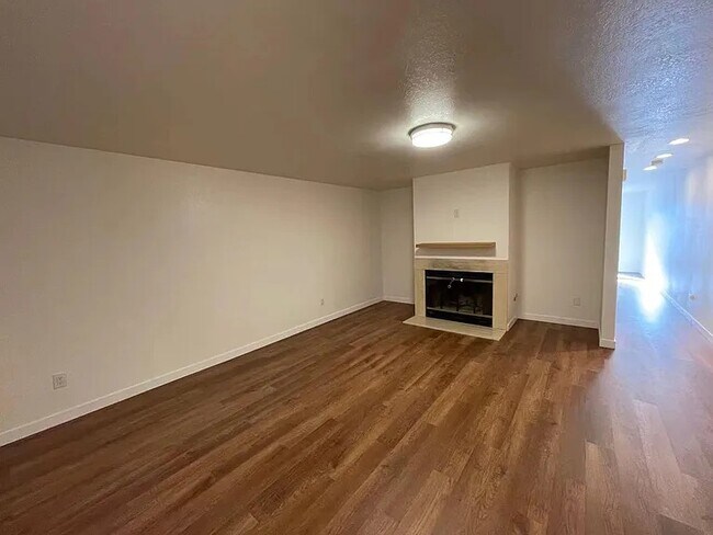 Sala de estar - vista 2 - 2007 42nd Ave E